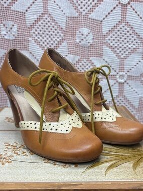 Miz Mooz Joyce Leather Oxford Heels Size 7.5 / 38